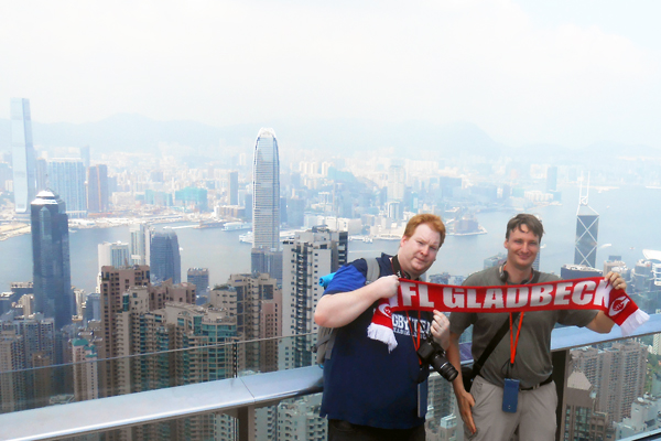 Juli 2014 | Mit dem VfL-Schal vor der Skyline von Hongkong